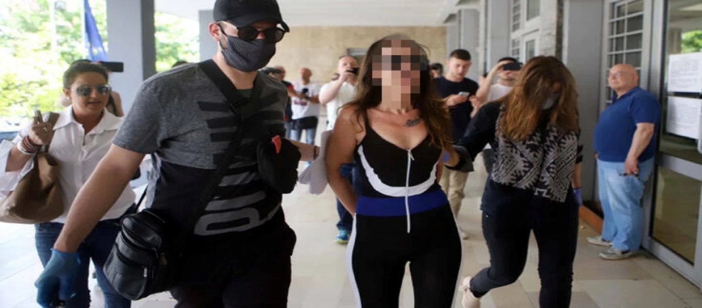 Βίντεο-ντοκουμέντο: Η στιγμή που η γυναίκα πέταξε νερό στον Νίκο Χαρδαλιά